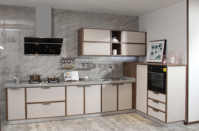 實(shí)木櫥柜和不銹鋼櫥柜哪個(gè)好？兩者優(yōu)缺點(diǎn)對比分析