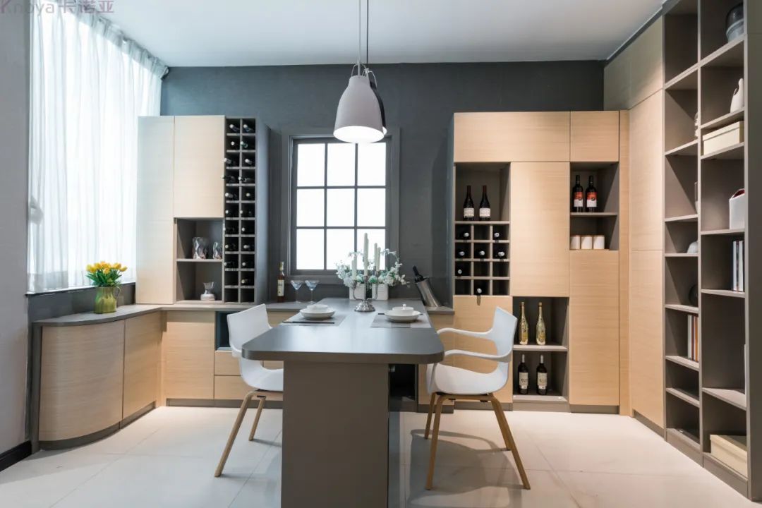 餐邊柜和餐桌融為一體,更節(jié)省空間 餐邊柜和餐桌融為一體,更節(jié)省空間