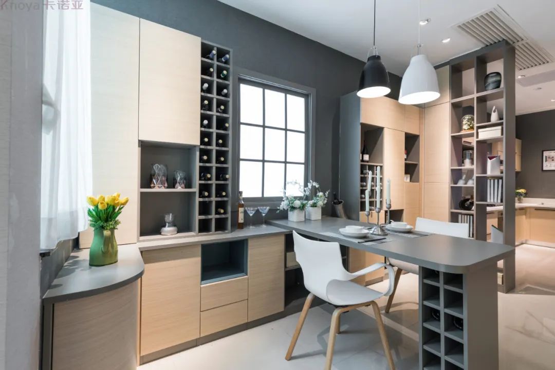 餐邊柜和餐桌融為一體,更節(jié)省空間 餐邊柜和餐桌融為一體,更節(jié)省空間