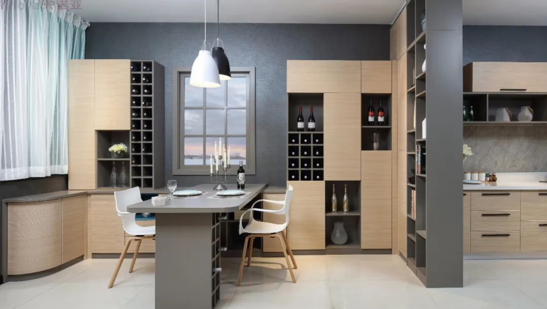 餐邊柜和餐桌融為一體,更節(jié)省空間 餐邊柜和餐桌融為一體,更節(jié)省空間