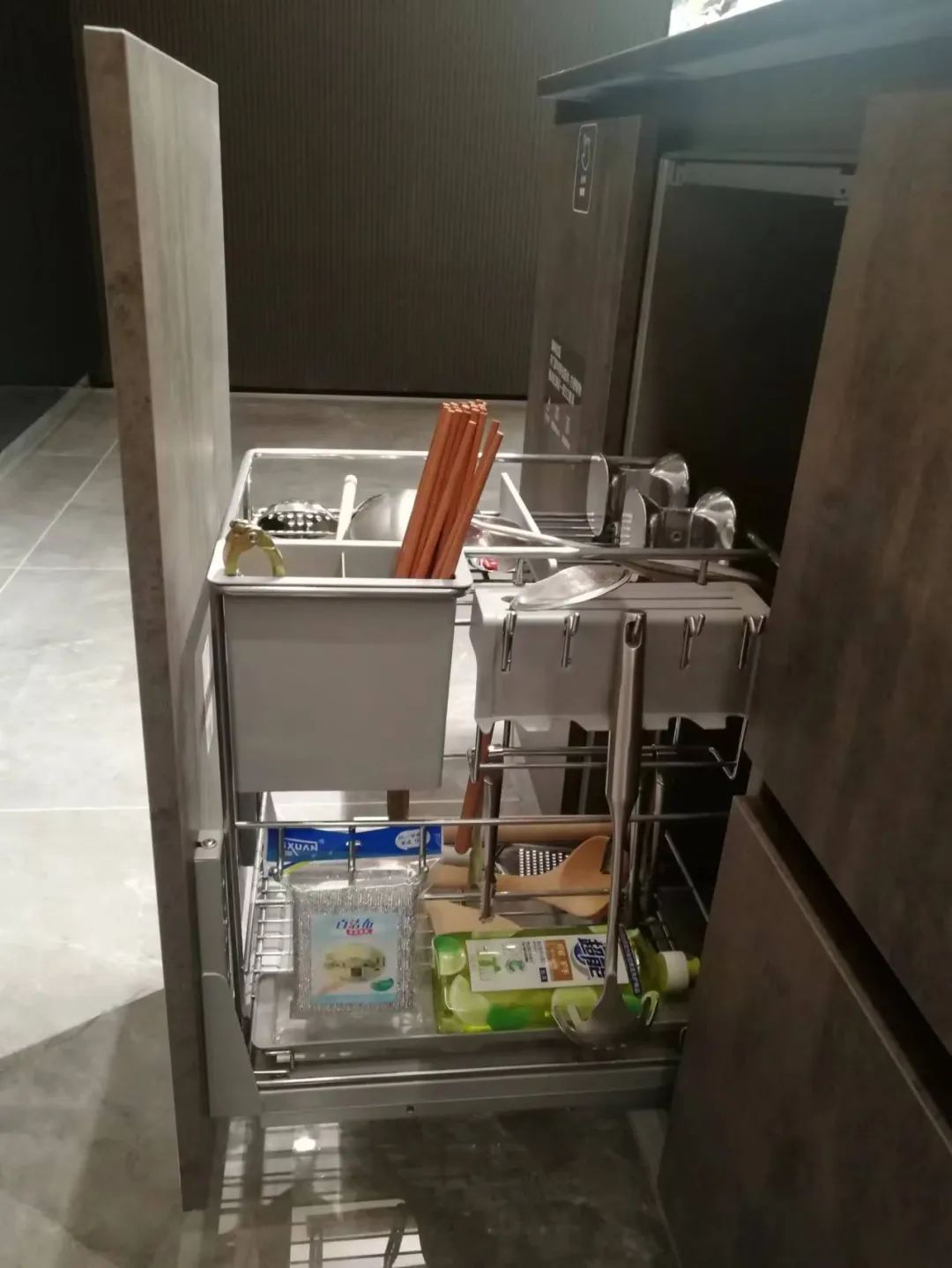 在地柜內(nèi)加裝拉籃是提升空間利用率的好方法 在地柜內(nèi)加裝拉籃是提升空間利用率的好方法